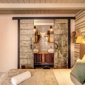 Decharme With Terrace In Monti Apartment